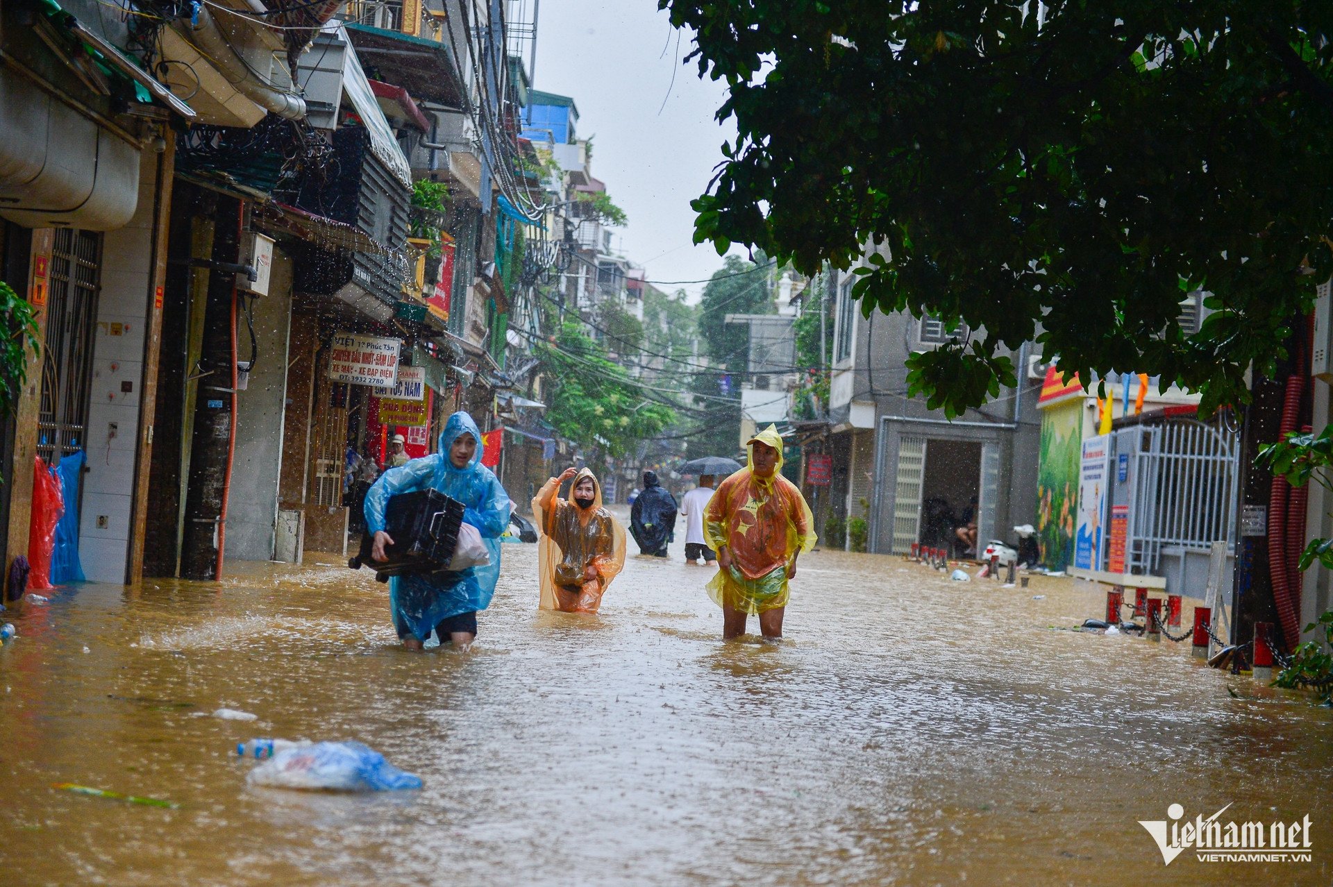 Đưa trẻ nhỏ, người già ở ven đê Hà Nội chạy lụt, nhiều người về quê tránh lũ - 2