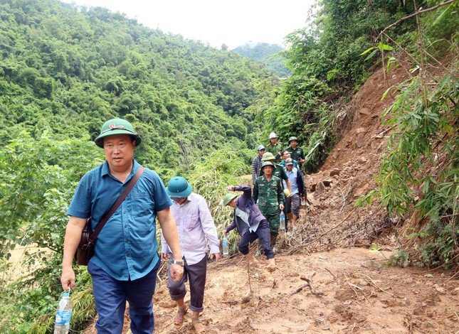 Đoàn công tác của huyện Kỳ Sơn đi khảo sát trên tuyến đường sạt lở và tìm cách vào bản Cha Nga nhưng bất thành vì đường đã bị trôi mất.