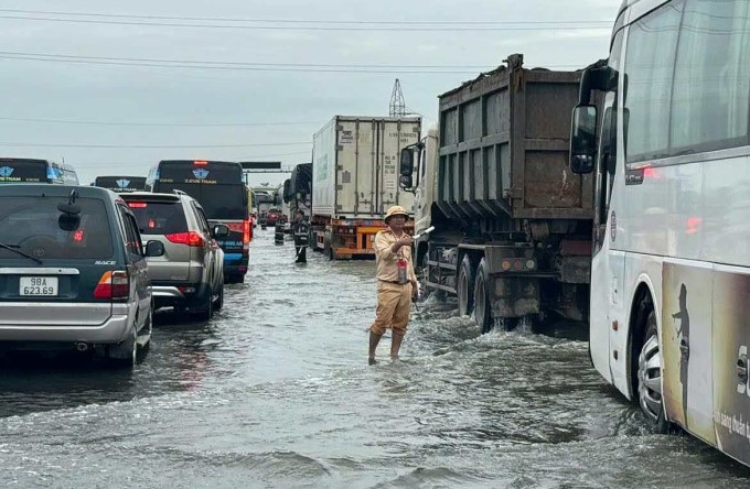 Ngập lụt nghiêm trọng: Cao tốc Pháp Vân - Cầu Giẽ cấm xe dưới 10 chỗ lưu thông