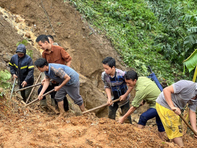 Lực lượng tìm kiếm nạn nhân vụ sạt lở đất vùi lấp một gia đình tại huyện Yên Sơn. Ảnh: Ngọc Thành