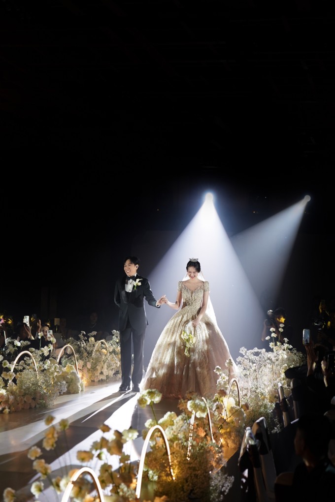 Anh Đức dắt vợ bước lên khu vực làm lễ trong tiếng vỗ tay của gần 800 khách mời.