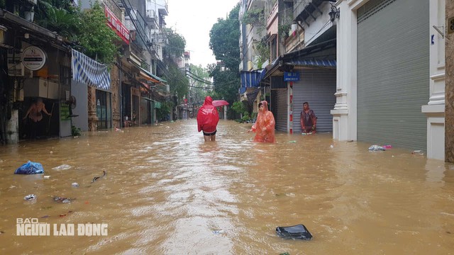 Nhiều phường nằm ngoài đê của quận Hoàn Kiếm như Phúc Tân, Chương Dương, người dân phải di dời. Ảnh: Thế Dũng