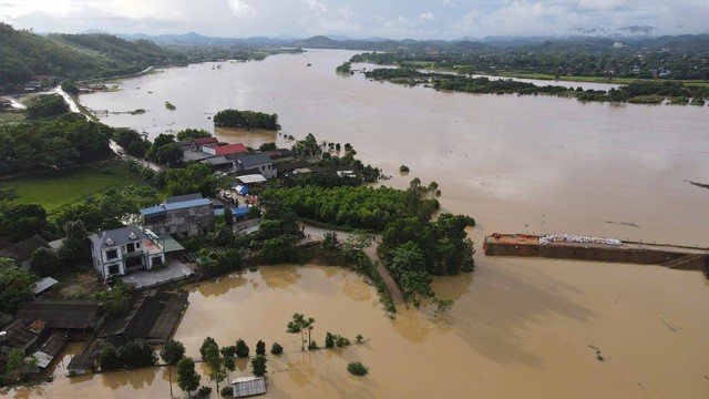 Vỡ đê sông Lô chìm khu vực rộng lớn ở Tuyên Quang