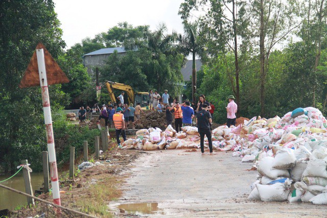 Thảm cảnh vỡ đê sông Lô: Nhiều nhà dân chìm trong biển nước