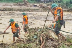 VIDEO: Hiện trường tang thương nơi lũ quét kinh hoàng làm gần 100 người chết và mất tích