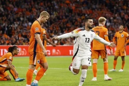 Sao MU De Ligt lại báo hại Hà Lan, HLV Koeman và Van Dijk khuyên điều này