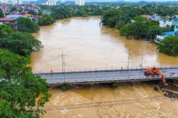 Người miền Trung ‘lớn lên cùng con lũ’ bày cách sống còn trước dòng nước dữ