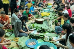 Bạn trẻ - Cuộc sống - Người miền Trung 'đỏ lửa' nấu hàng nghìn bánh chưng gửi đồng bào lũ lụt