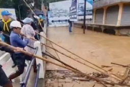 Lũ tấn công miền bắc Thái Lan, hàng trăm người mắc kẹt