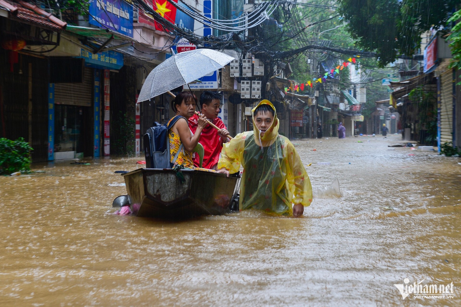 Đưa trẻ nhỏ, người già ở ven đê Hà Nội chạy lụt, nhiều người về quê tránh lũ - 8