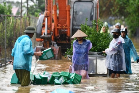 Hà Nội khẩn cấp đối phó với mực nước sông Hồng dâng cao, người dân ngoài đê di dời khẩn cấp