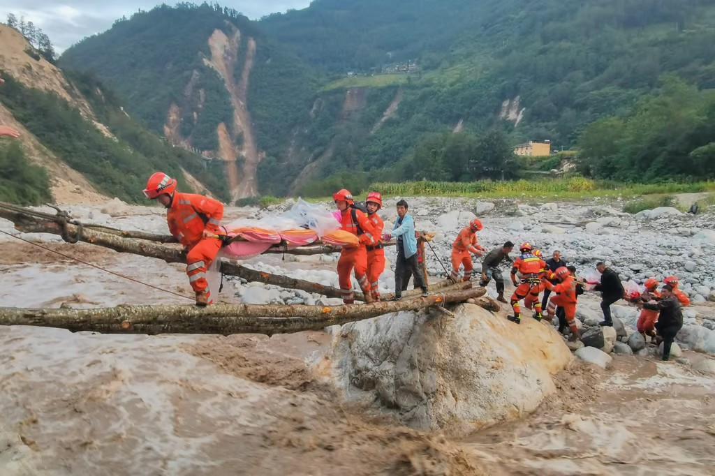 Gan Yu và đồng nghiệp quyết định mở đập ngăn lũ.