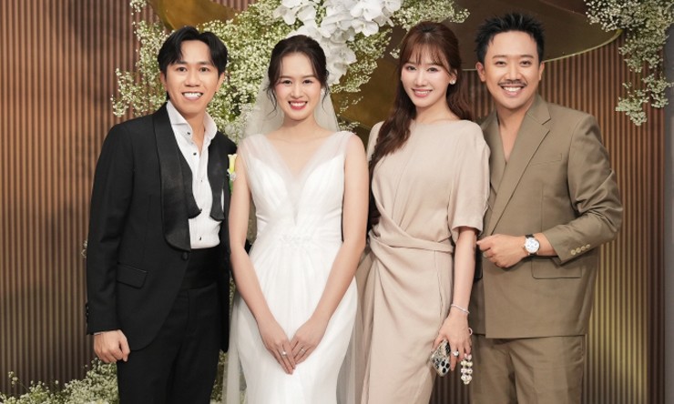Từ phải qua: Đạo diễn Trấn Thành cùng
vợ - ca sĩ Hari Won - bên cô dâu và chú rể.