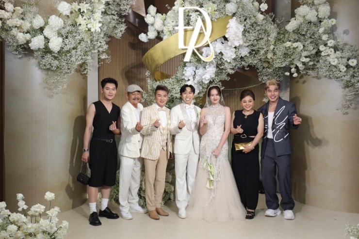 Từ trái qua: Diễn viên Quang Trung,
nghệ sĩ Việt Anh, ca sĩ Đàm Vĩnh Hưng, chú rể Anh Đức, cô dâu Quỳnh
Anh, diễn viên Lê Giang và Lê Dương Bảo Lâm.