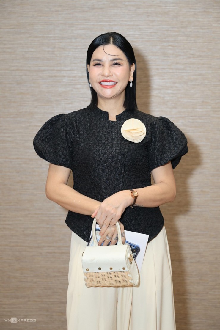 Cát Phượng phối áo tay bồng cùng chân
váy dáng rộng.