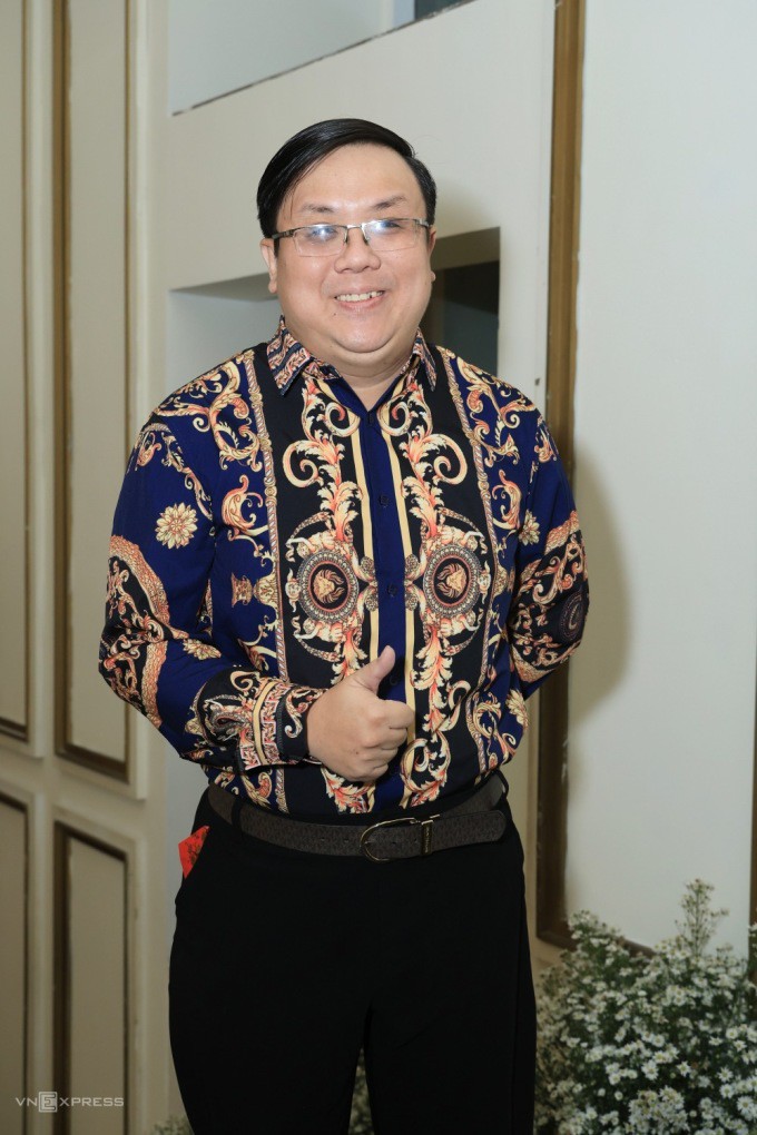 Diễn viên Gia Bảo diện sơ mi họa tiết
với quần tây.