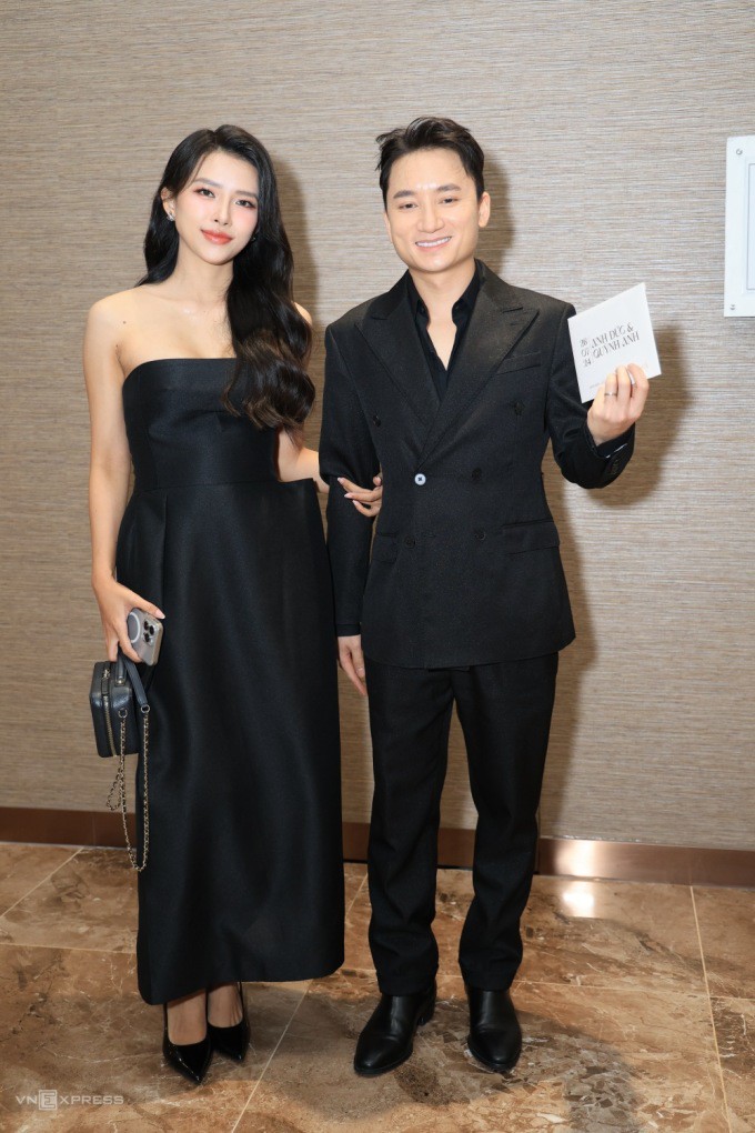 Nhạc sĩ Phan Mạnh Quỳnh mặc đồ đôi
cùng vợ.