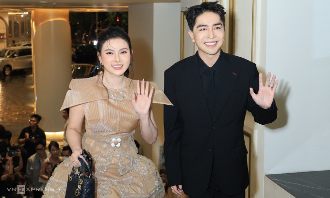 Thu Thủy mặc đầm bồng xòe phong cách
công chúa dự tiệc cùng ông xã.