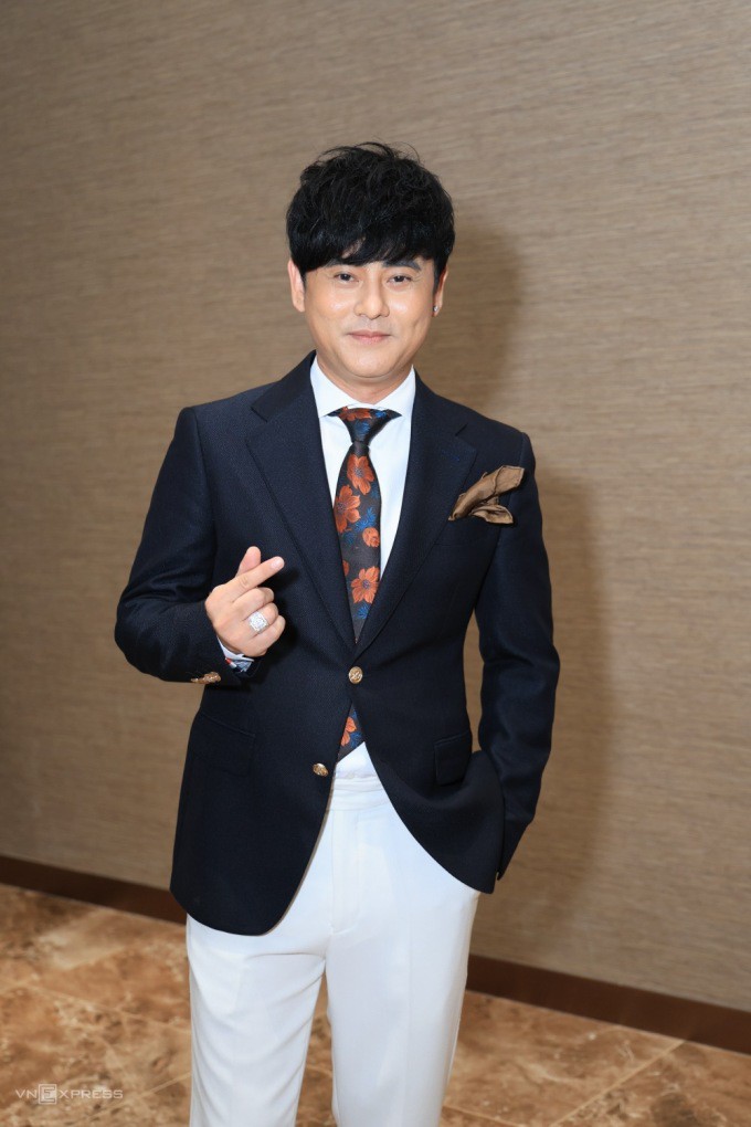 Ca sĩ Ưng Đại Vệ diện suit theo phong
cách lịch lãm.