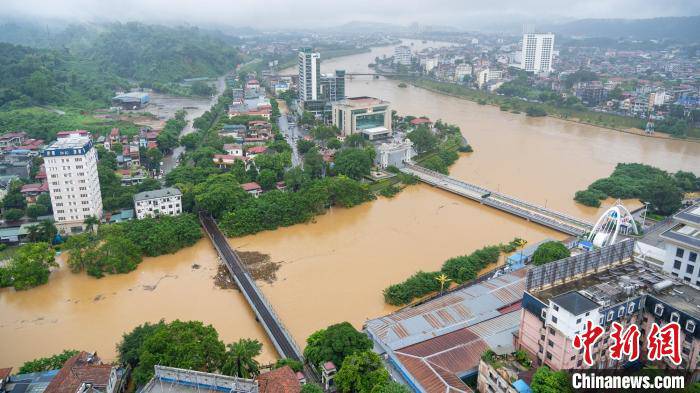 Hình ảnh&nbsp;mực nước sông ở huyện Hà Khẩu dâng cao. Ảnh: China News.