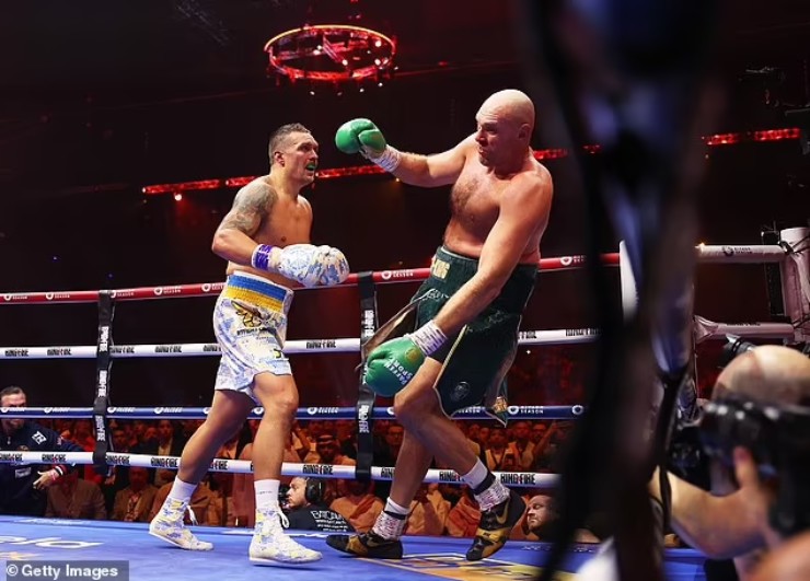 Fury (bên phải) đang làm tất cả để có thể đánh bại Usyk (bên trái) ở trận tái đấu vào tháng 12