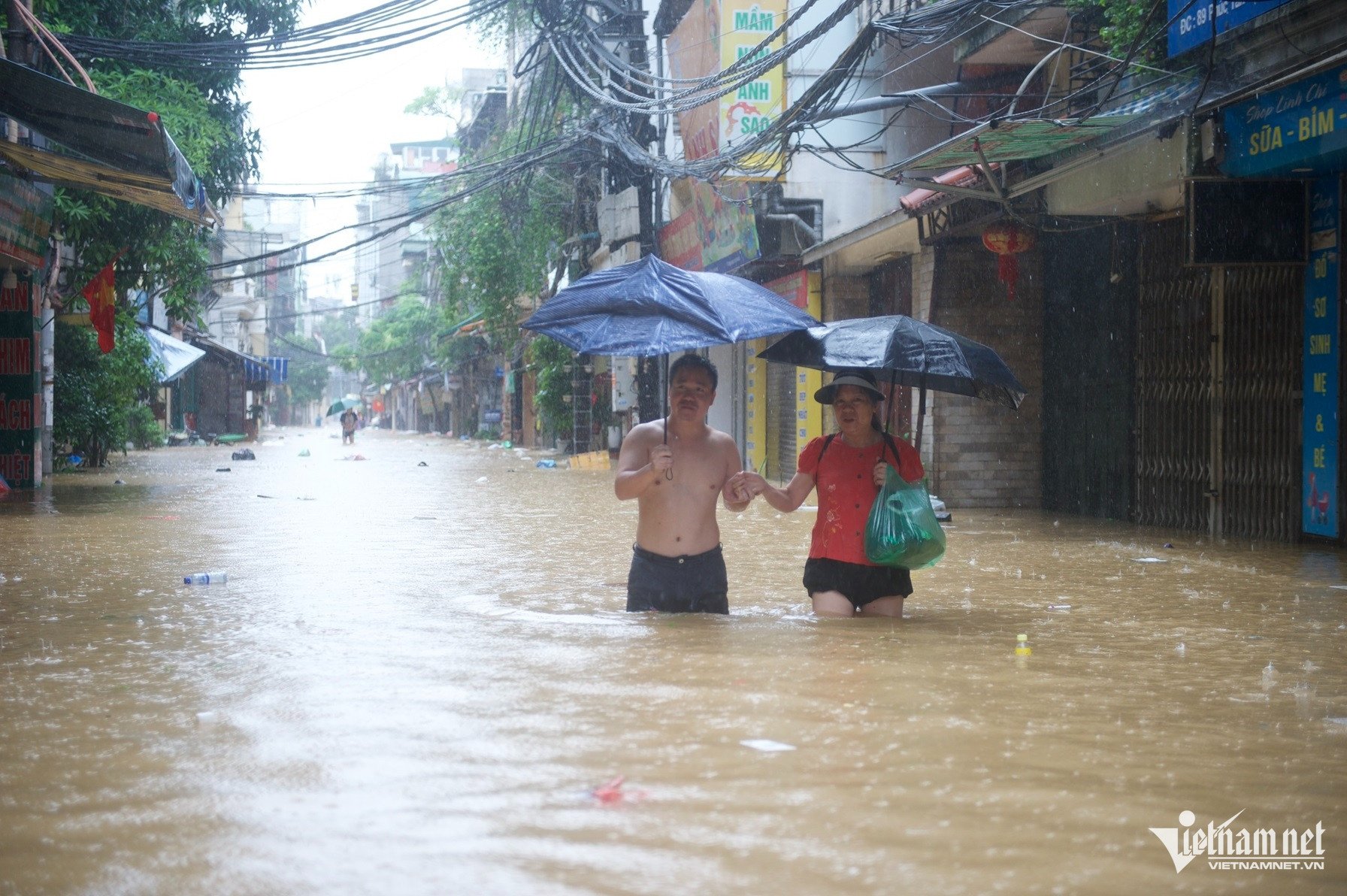 Hà Nội khẩn cấp đối phó với mực nước sông Hồng dâng cao, người dân ngoài đê di dời khẩn cấp