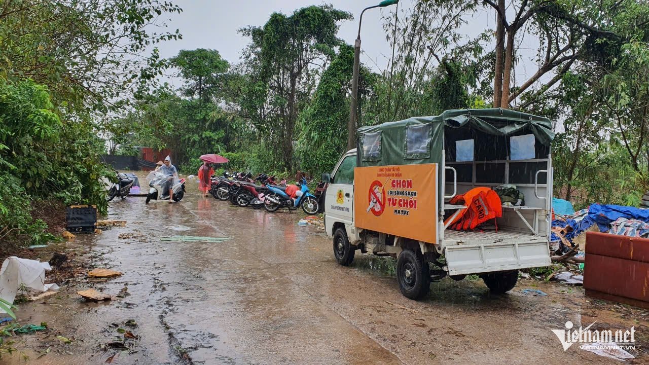 Hà Nội khẩn cấp đối phó với mực nước sông Hồng dâng cao, người dân ngoài đê di dời khẩn cấp