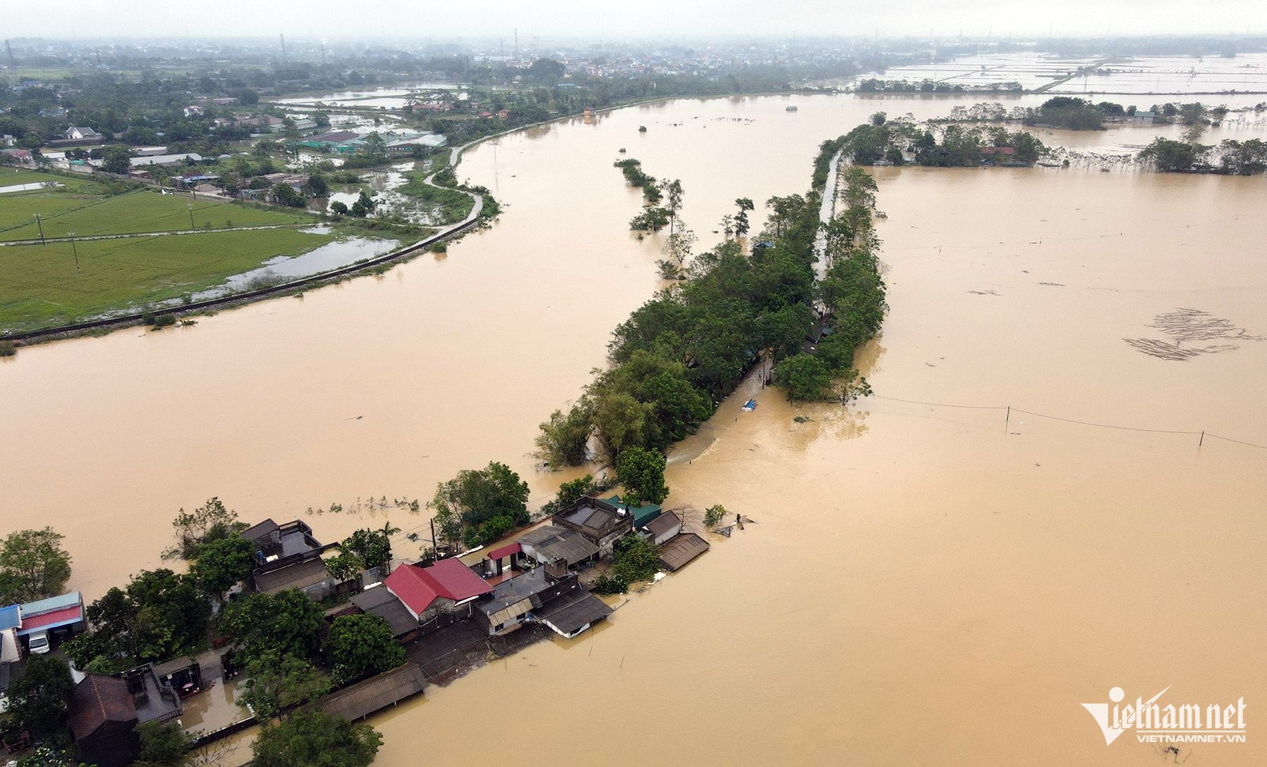 Hà Nội khẩn cấp đối phó với mực nước sông Hồng dâng cao, người dân ngoài đê di dời khẩn cấp