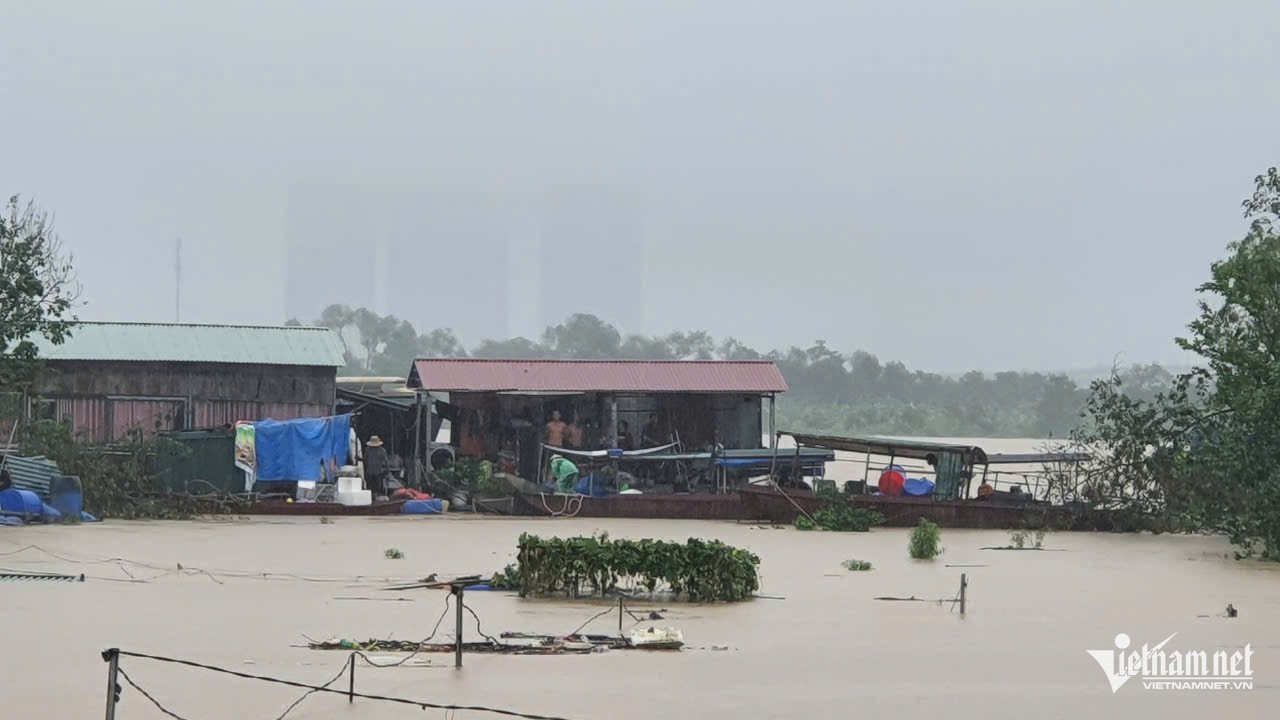 Hà Nội khẩn cấp đối phó với mực nước sông Hồng dâng cao, người dân ngoài đê di dời khẩn cấp