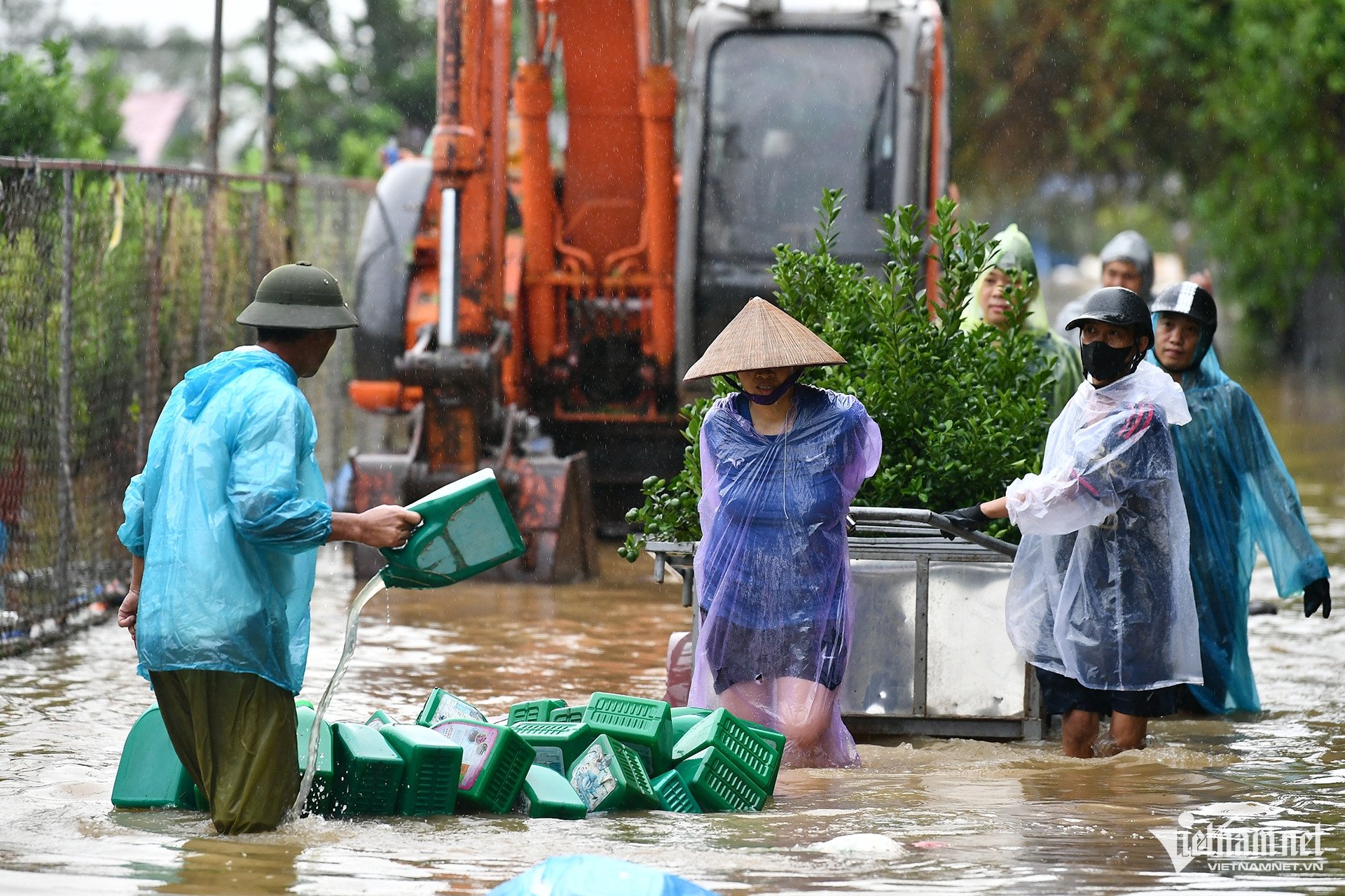 Mực nước sông Hồng tại Hà Nội vượt báo động 2, người dân sơ tán khẩn cấp