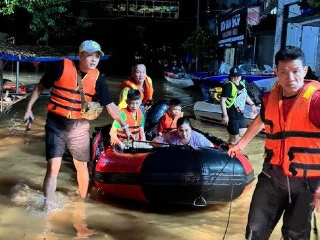 Hồng Đăng lăn xả 2 ngày ở vùng lũ, Nhật Kim Anh ủng hộ 1,3 tỷ đồng