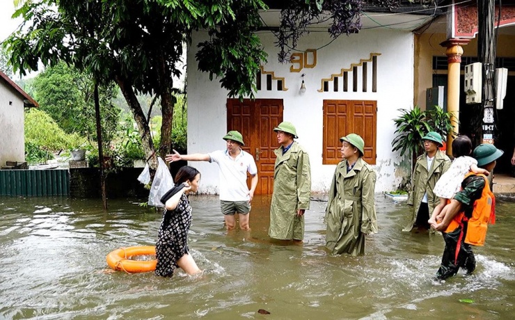 Đồng chí Trần Huy Tuấn - Phó Bí thư Tỉnh ủy, Chủ tịch UBND tỉnh cùng lãnh đạo huyện Yên Bình kiểm tra lũ lụt. Tại đây, ông Tuấn nhấn mạnh việc rà soát chặt chẽ tất cả các hộ dân nằm trong vùng bị ngập do xả lũ thủy điện Thác Bà để kịp thời di dời đến nơi an toàn. Ảnh: Báo Yên Bái