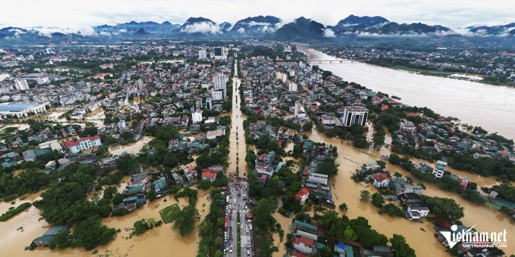 Thành phố Tuyên Quang chìm trong biển nước, hàng nghìn hộ dân khốn đốn