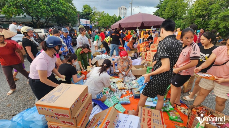 Thành phố Tuyên Quang chìm trong biển nước, hàng nghìn hộ dân khốn đốn