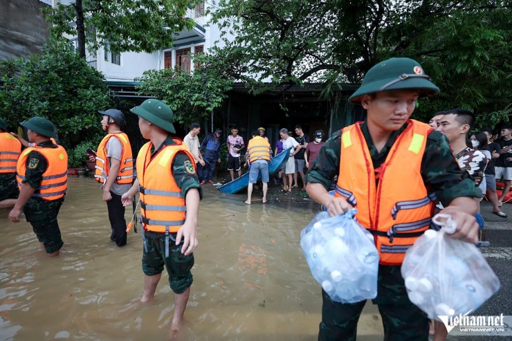 Thành phố Tuyên Quang chìm trong biển nước, hàng nghìn hộ dân khốn đốn