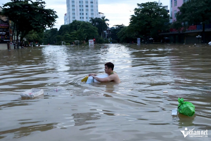 Thành phố Tuyên Quang ngập nặng: Cứu trợ khẩn trương tiếp sức người dân vùng rốn lũ