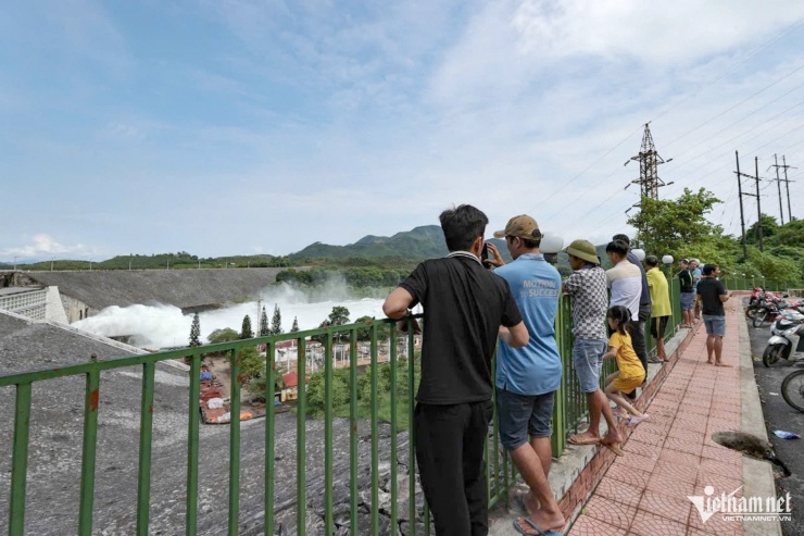 Sáng nay (12/9), rất đông người dân ở huyện Yên Bình (tỉnh Yên Bái) tìm đến hồ thuỷ điện Thác Bà để theo dõi quá trình xả lũ. Hiện nay, theo thông tin từ UBND tỉnh Yên Bái, thủy điện Thác Bà an toàn, lưu lượng nước về hồ đang giảm dần. Ảnh: Lê Anh Dũng&nbsp;