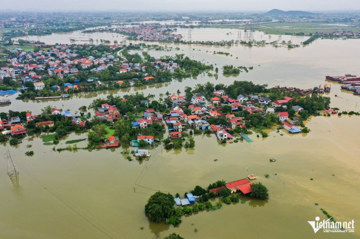 Do ảnh hưởng của mưa lớn kéo dài, mực nước sông Cầu và sông Cà Lồ ở huyện Sóc Sơn (Hà Nội) lên nhanh. Một số khu dân cư ven sông, ngoài bờ bãi đã bị ngập lụt nhiều ngày nay.