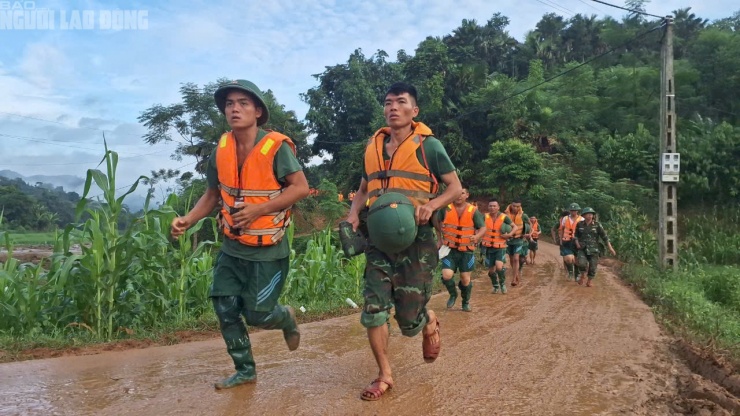 Lực lượng chức năng triển khai công tác tìm kiếm