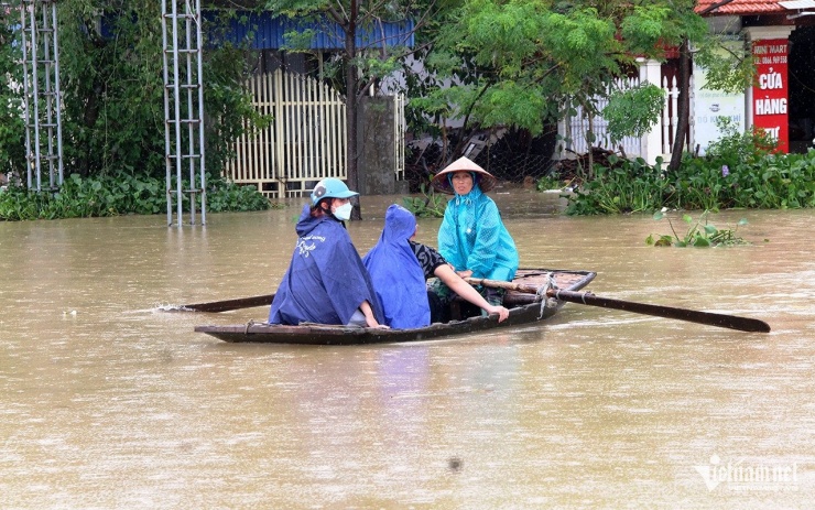 Làng Kênh Gà, xã Gia Thịnh, huyện Gia Viễn ngập sâu hơn 1m nước. Ảnh: Trần Nghị