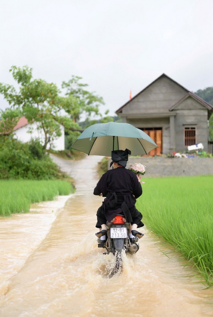 Đang rước dâu gặp sạt lở, chú rể người Nùng gửi xe hoa làm điều bất ngờ - 2