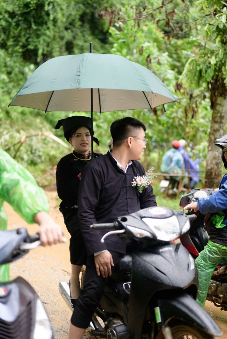 Chàng trai Lạng Sơn đi đón vợ bất chấp thời tiết mưa bão