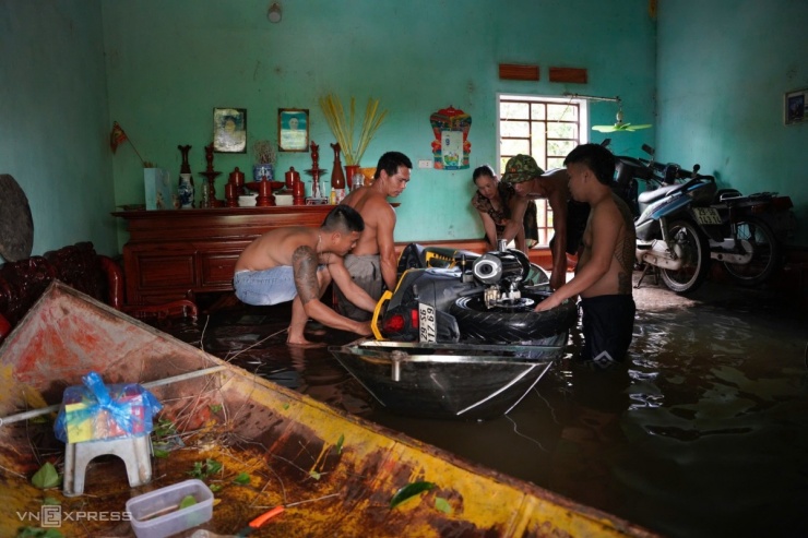 Biển lũ hoành hành, người dân Sóc Sơn vật lộn cứu tài sản