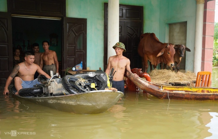 Người dân Sóc Sơn vật lộn cứu tài sản khỏi biển lũ dữ dội