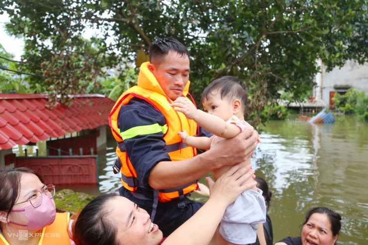 Người dân Sóc Sơn vật lộn cứu tài sản khỏi biển lũ dữ dội