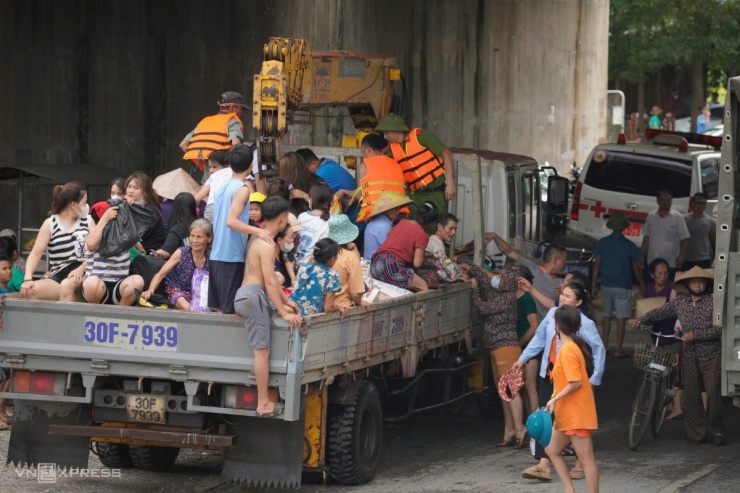 Người dân Sóc Sơn vật lộn cứu tài sản khỏi biển lũ dữ dội