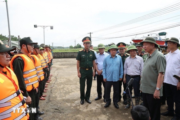 Tổng Bí thư chỉ đạo ưu tiên cứu dân và huy động sức mạnh lực lượng vũ trang chống bão lũ