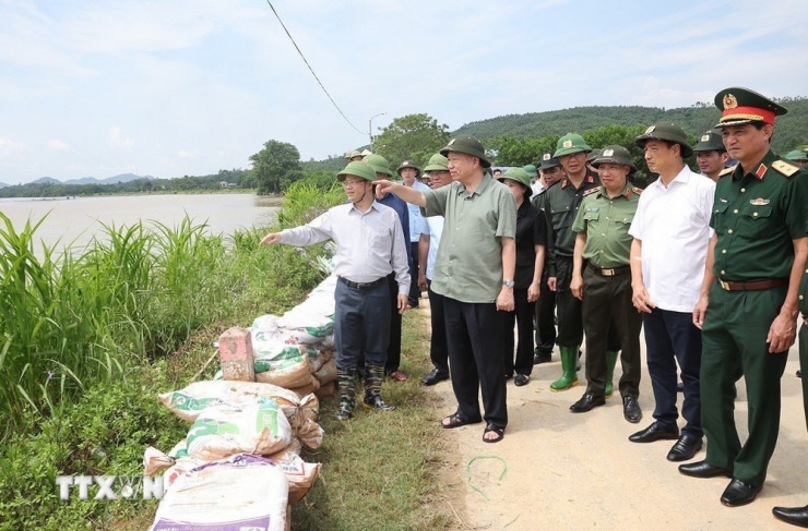 Tổng Bí thư chỉ đạo ưu tiên cứu dân và huy động sức mạnh lực lượng vũ trang chống bão lũ