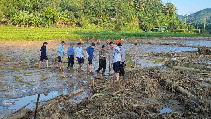 Thủ tướng Phạm Minh Chính yêu cầu khẩn trương tái thiết thôn Làng Nủ