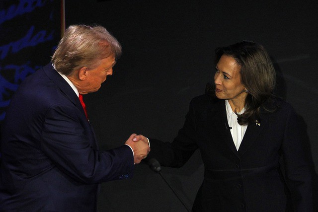 Hai ứng viên tổng thống Donald Trump (trái) và Kamala Harris bắt tay trước khi bước vào cuộc tranh luận tại TP Philadelphia, bang Pennsylvania - Mỹ hôm 10-9Ảnh: Reuters